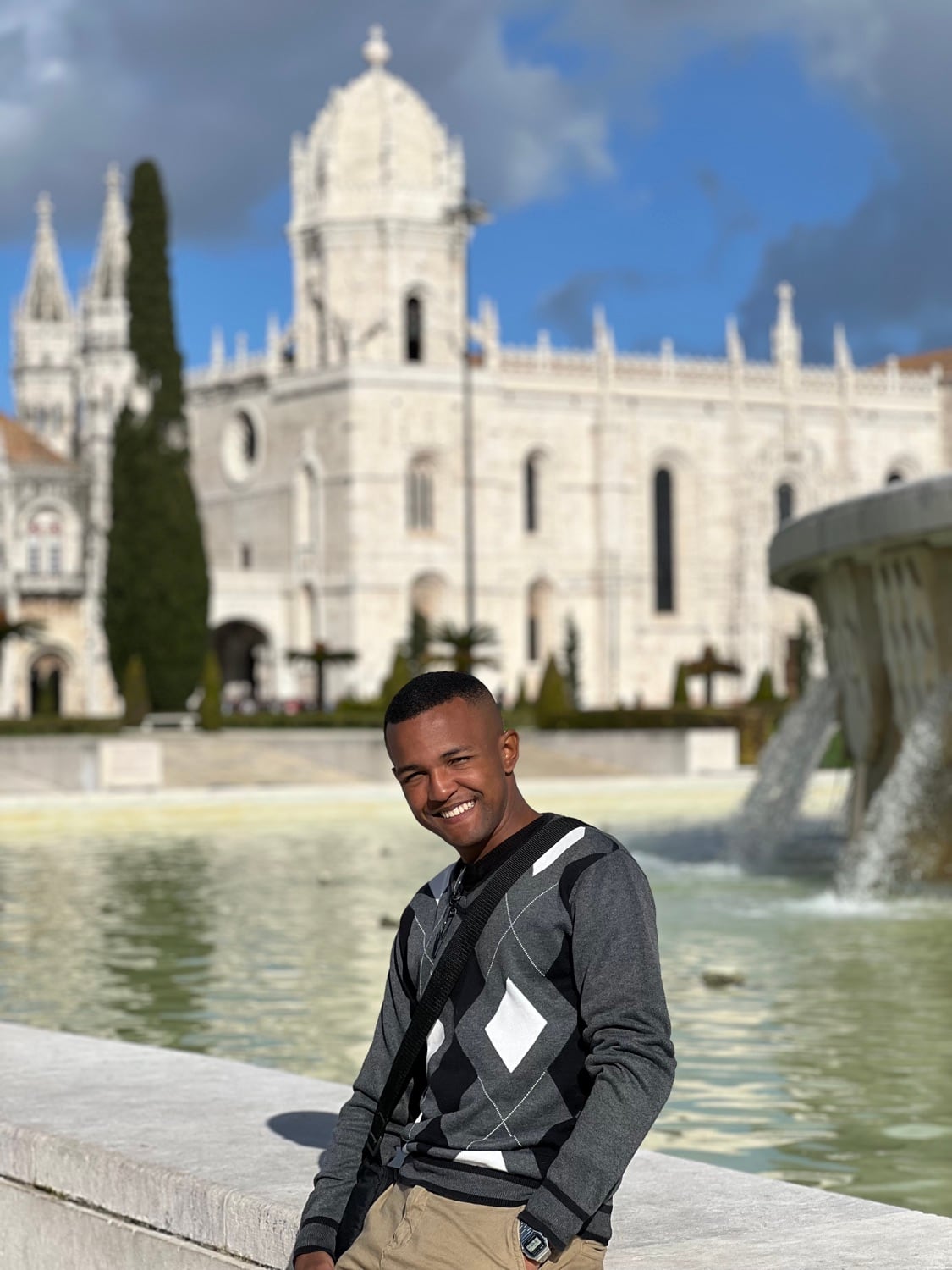Thiago em Lisboa diante do Mosteiro dos Jerónimos