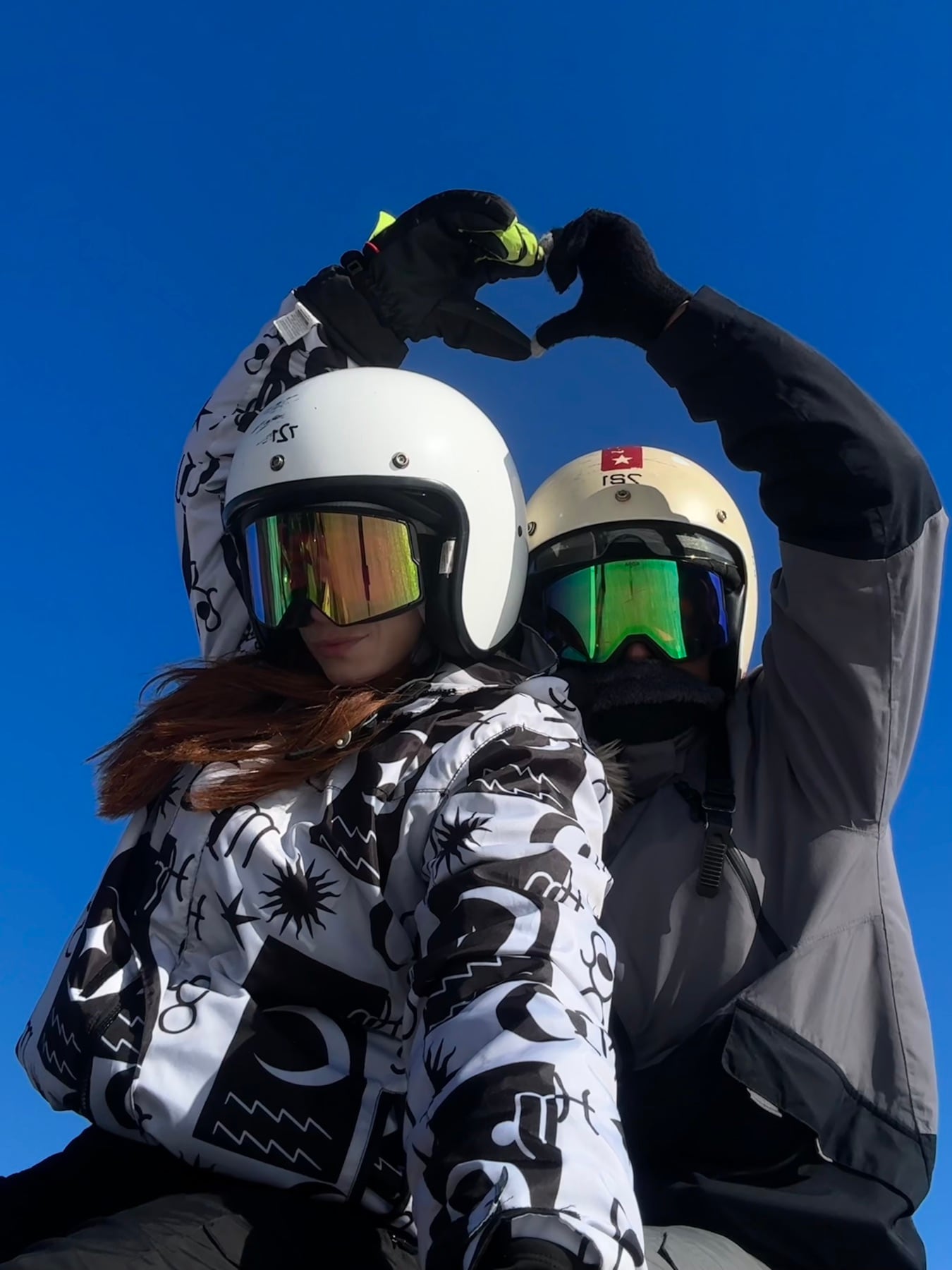 Thiago e Elizabeth em uma viagem na neve, na fotografia que inspira a identidade da agência
