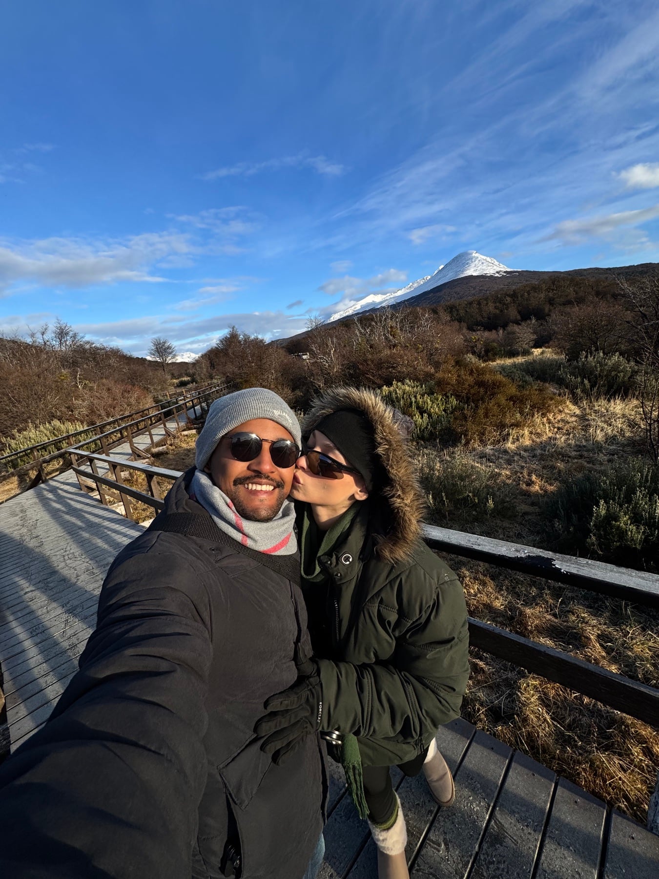 Thiago e Elizabeth entre montanhas cobertas de neve